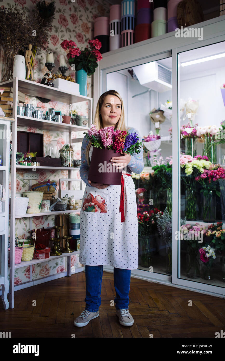 Fleuriste femme holding bouquet de fleurs dans l'intérieur de la jacinthe Banque D'Images