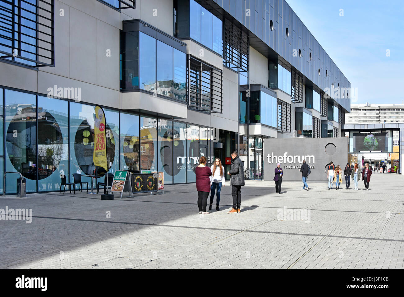 Le bâtiment du Forum a des liens académiques avec les collèges et universités locaux et la bibliothèque moderne enseignement supérieur ressources d'apprentissage à Southend Essex Royaume-Uni Banque D'Images Le bâtiment du Forum a des liens académiques avec les collèges et universités locaux et la bibliothèque moderne enseignement supérieur ressources d'apprentissage à Southend Essex Royaume-Uni Banque D'Images