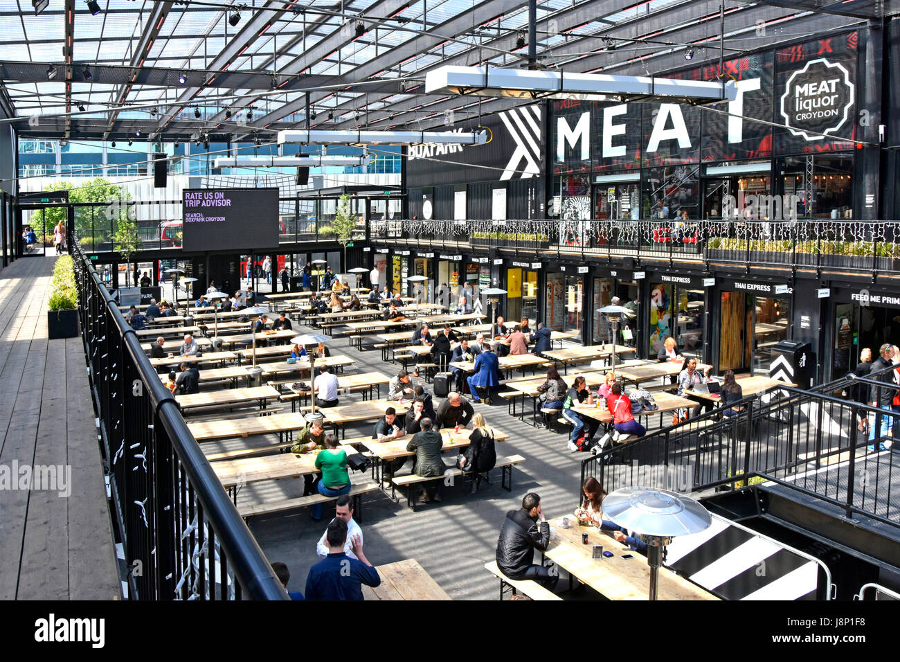 Croydon UK Boxpark couverts espace ouvert salon pour les gens à manger des aliments achetés à divers fournisseurs de conteneurs de transport commercial attenant Banque D'Images
