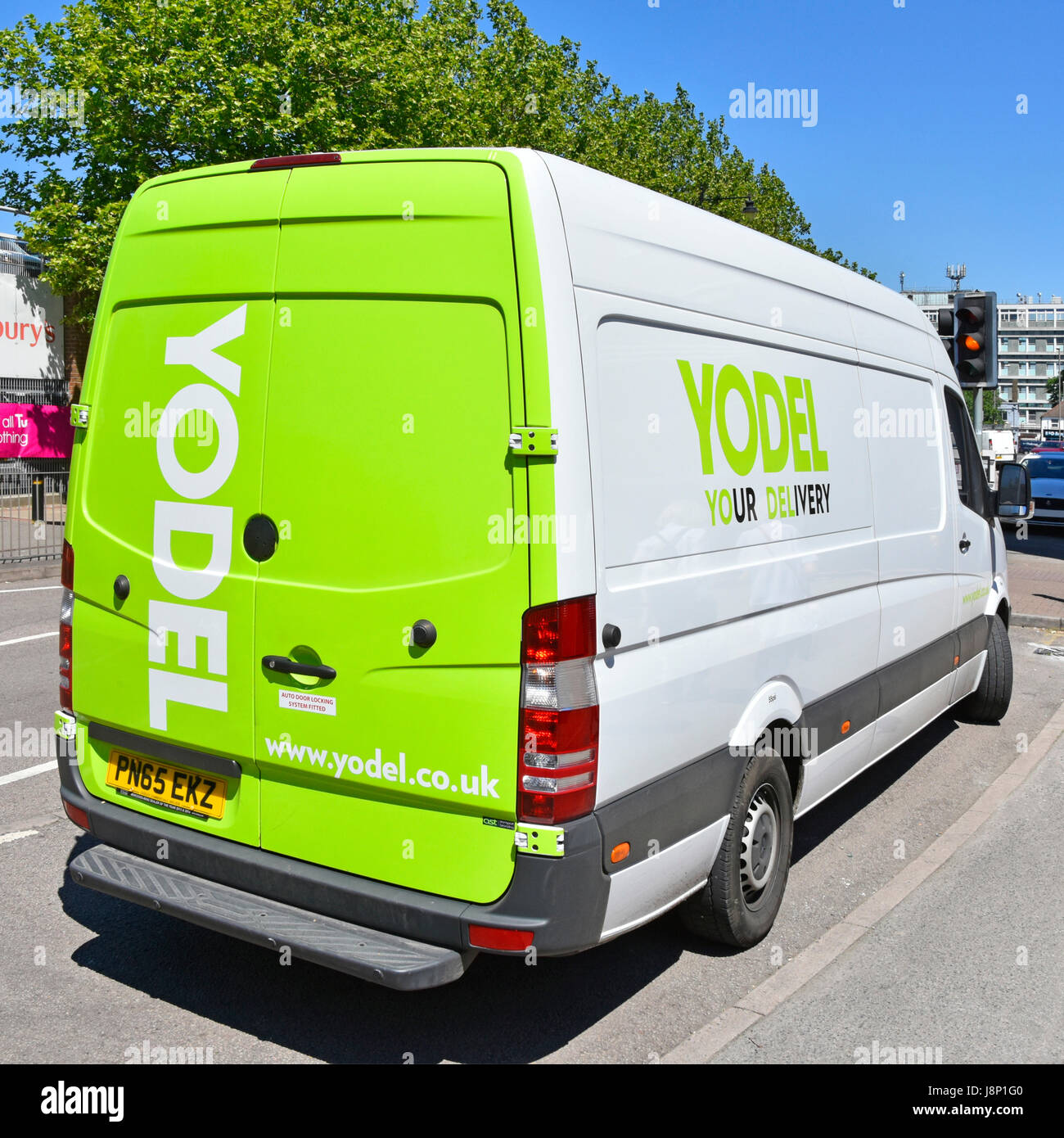 Yodel logistique Services Transport et livraison van garé derrière high street shopping area partie de la chaîne d'approvisionnement processus livraison UK Banque D'Images