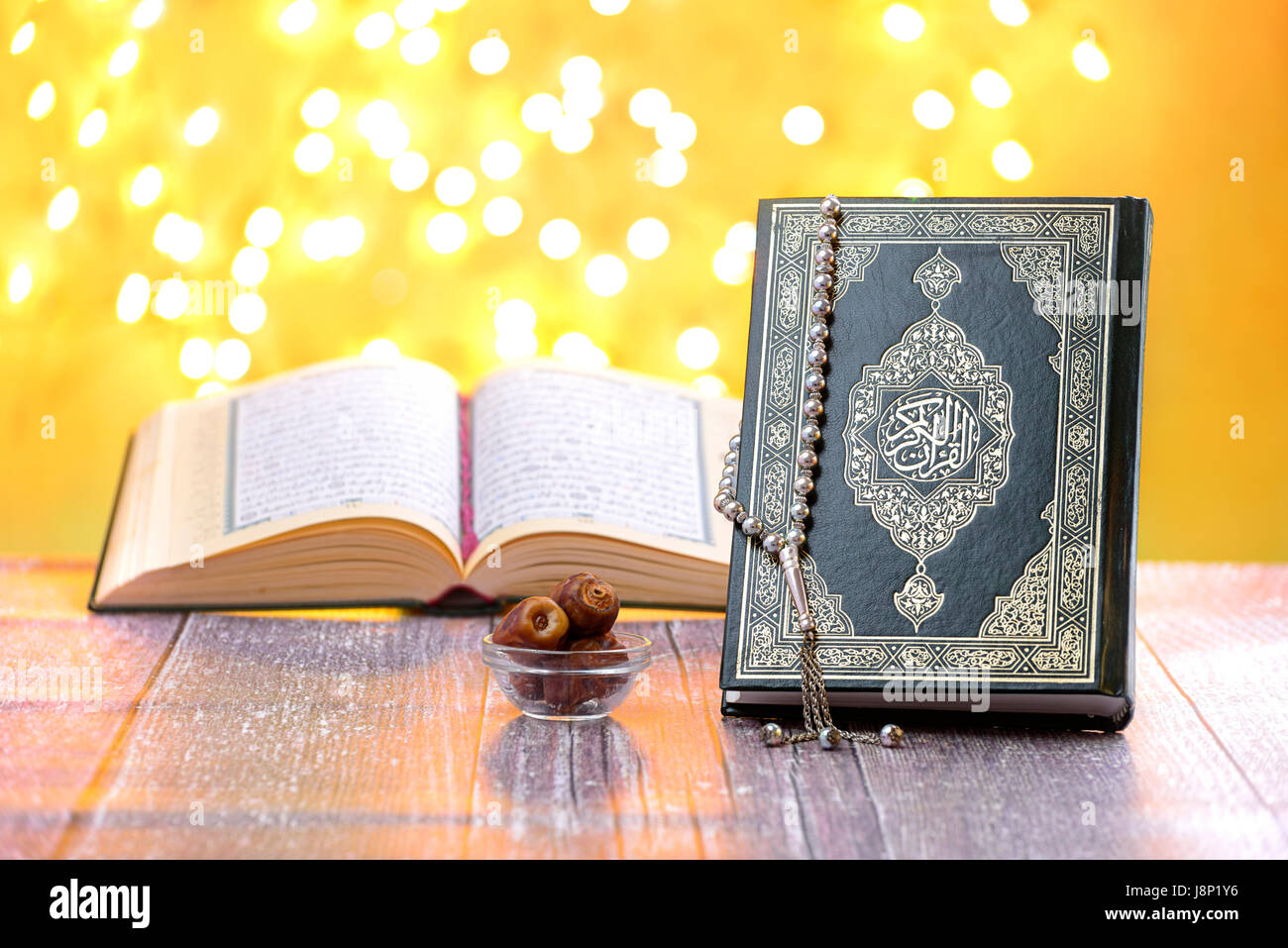 L'Islam la religion d'objets traditionnels sur jaune Defocused Lights, Concept Ramadan Banque D'Images