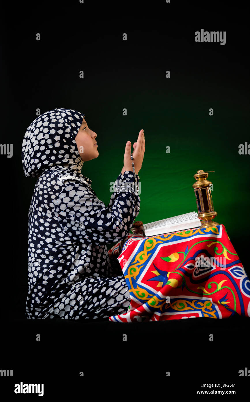 Jeune musulmane en priant avec le Ramadan, les objets Duaa Concept Banque D'Images