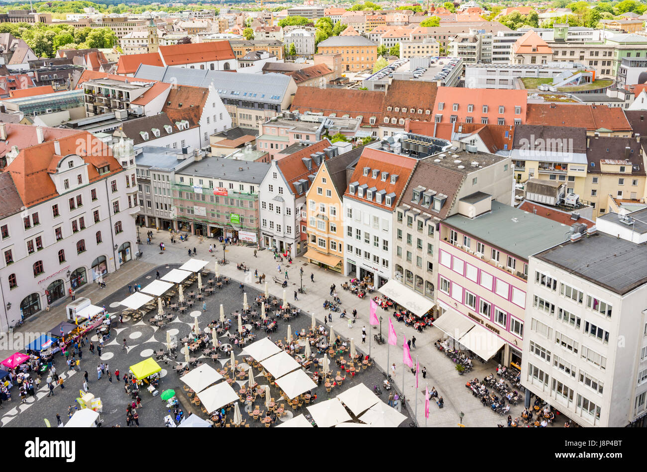 AUGSBURG, ALLEMAGNE - le 20 mai : Vue aérienne de personnes dans un café de la rue à Augsburg, Allemagne le 20 mai 2017. Foto pris de Perlachturm avec vue sur la Banque D'Images