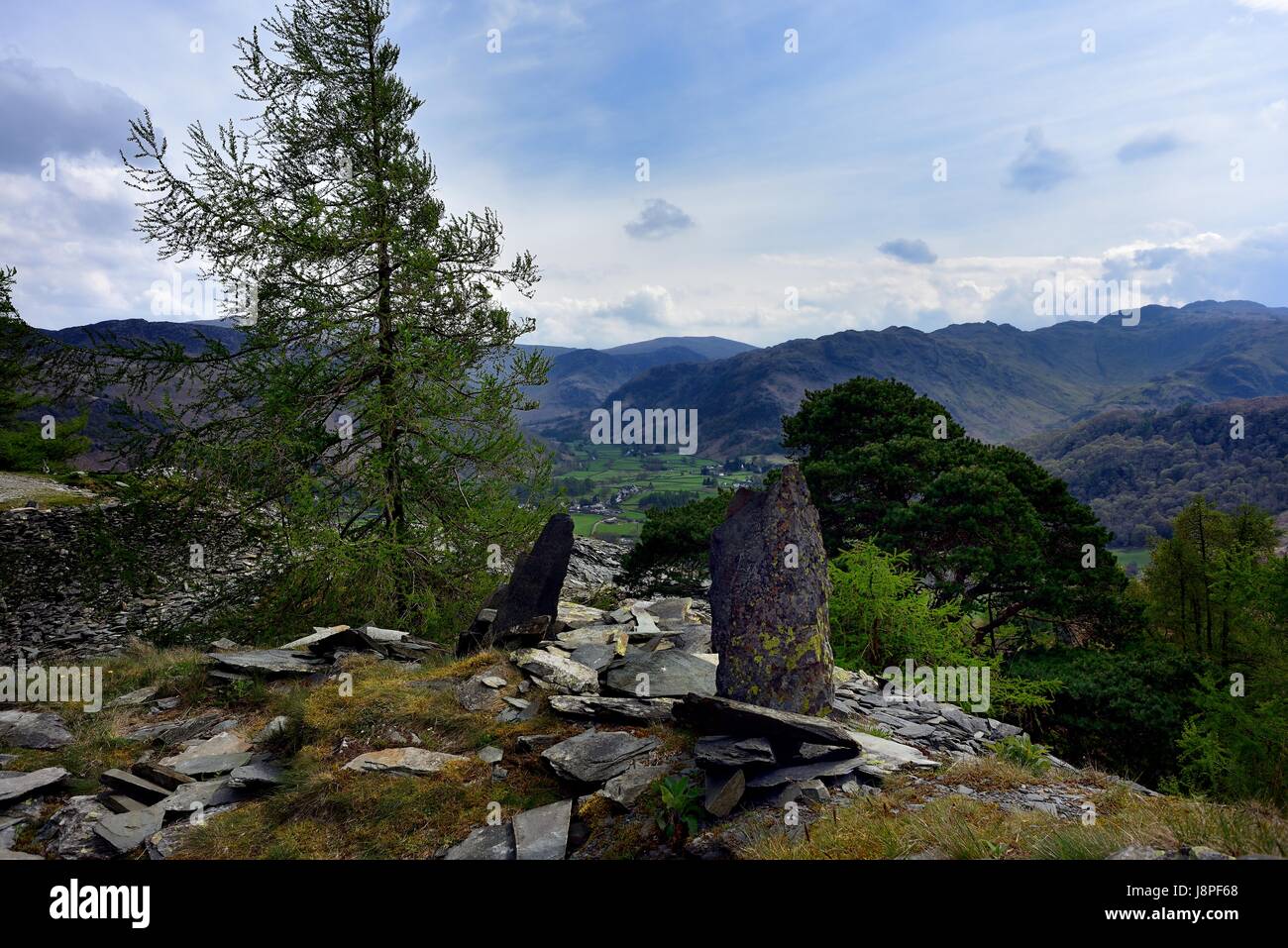 Monolithes en ardoise sur Castle Crag Banque D'Images