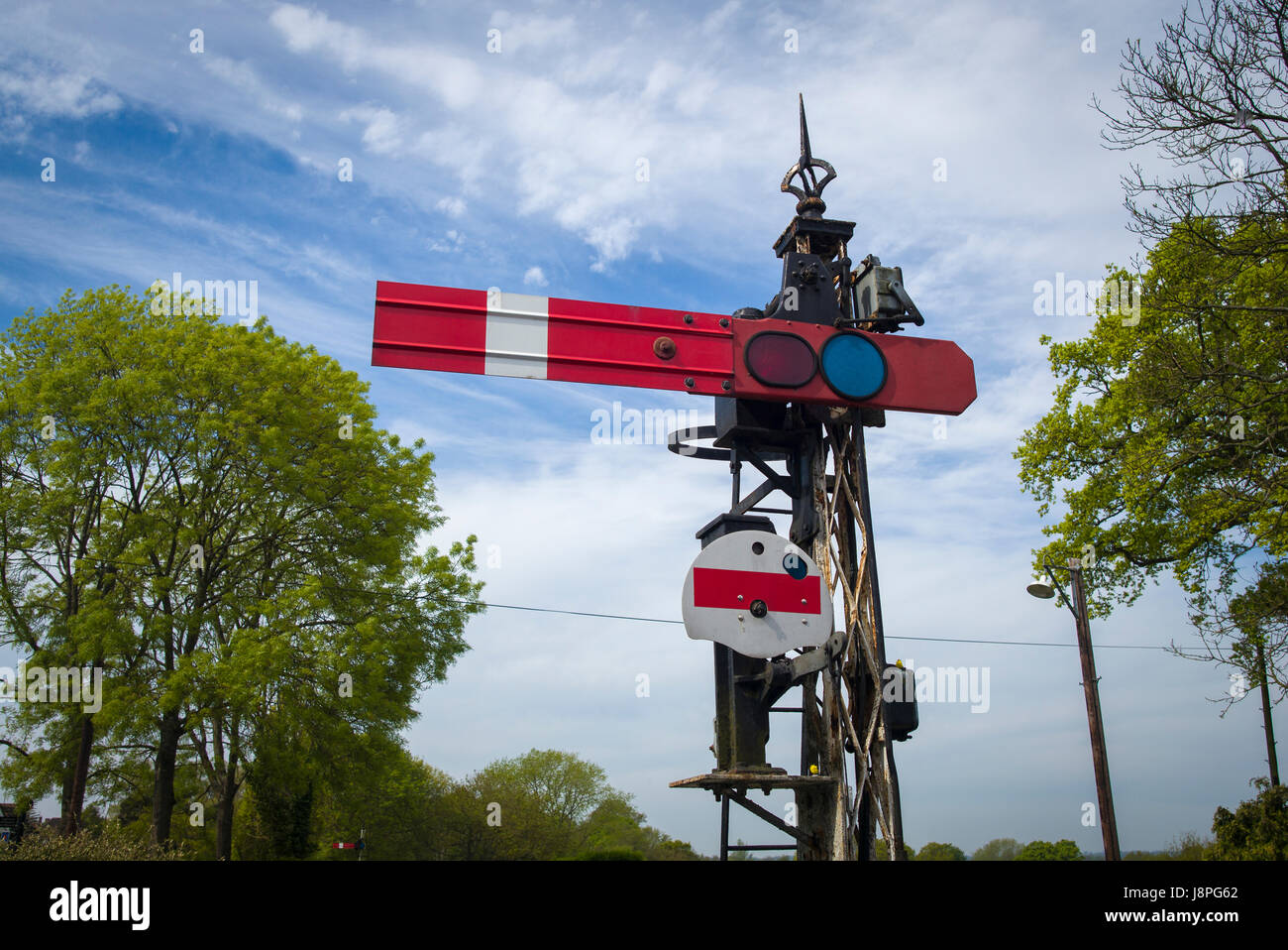 Signal sémaphore fer réglé sur arrêt à Tenderden Kent station Banque D'Images