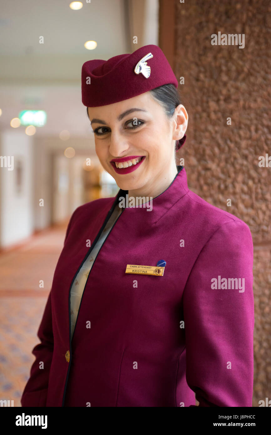 Belle Dame, au Qatar, l'équipage de cabine à bord en escale à l'aéroport Heathrow de Londres sur le prochain vol pour Doha Qatar. Banque D'Images