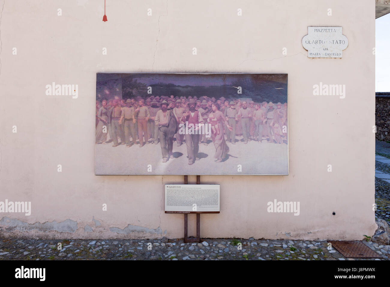 Une reproduction de la peinture 'Il Quarto stato (le quatrième pouvoir) par Pellizza Da Volpedo situé dans la même place où la scène se passe. Vo Banque D'Images