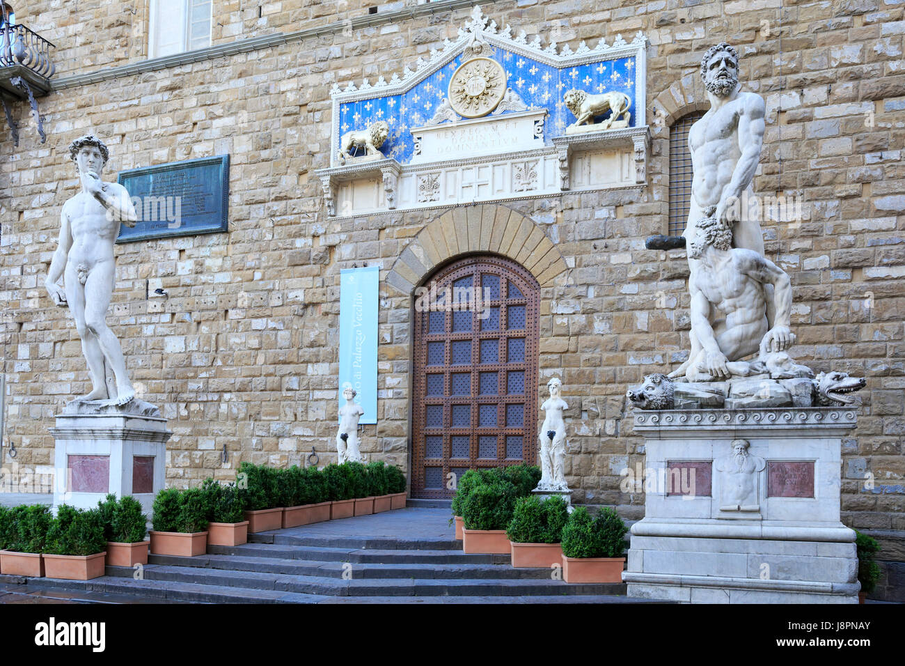 Palazzo Vecchio entrée avec frontispice et statues, Florence, Toscane, Italie, Europe. Banque D'Images