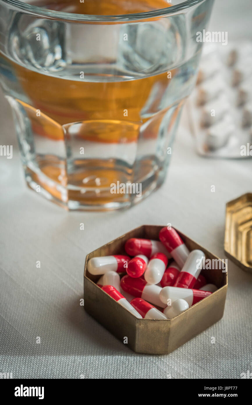 Casemate vintage métallique avec blanc et rouge le long de capsules de verre avec de l'eau Banque D'Images