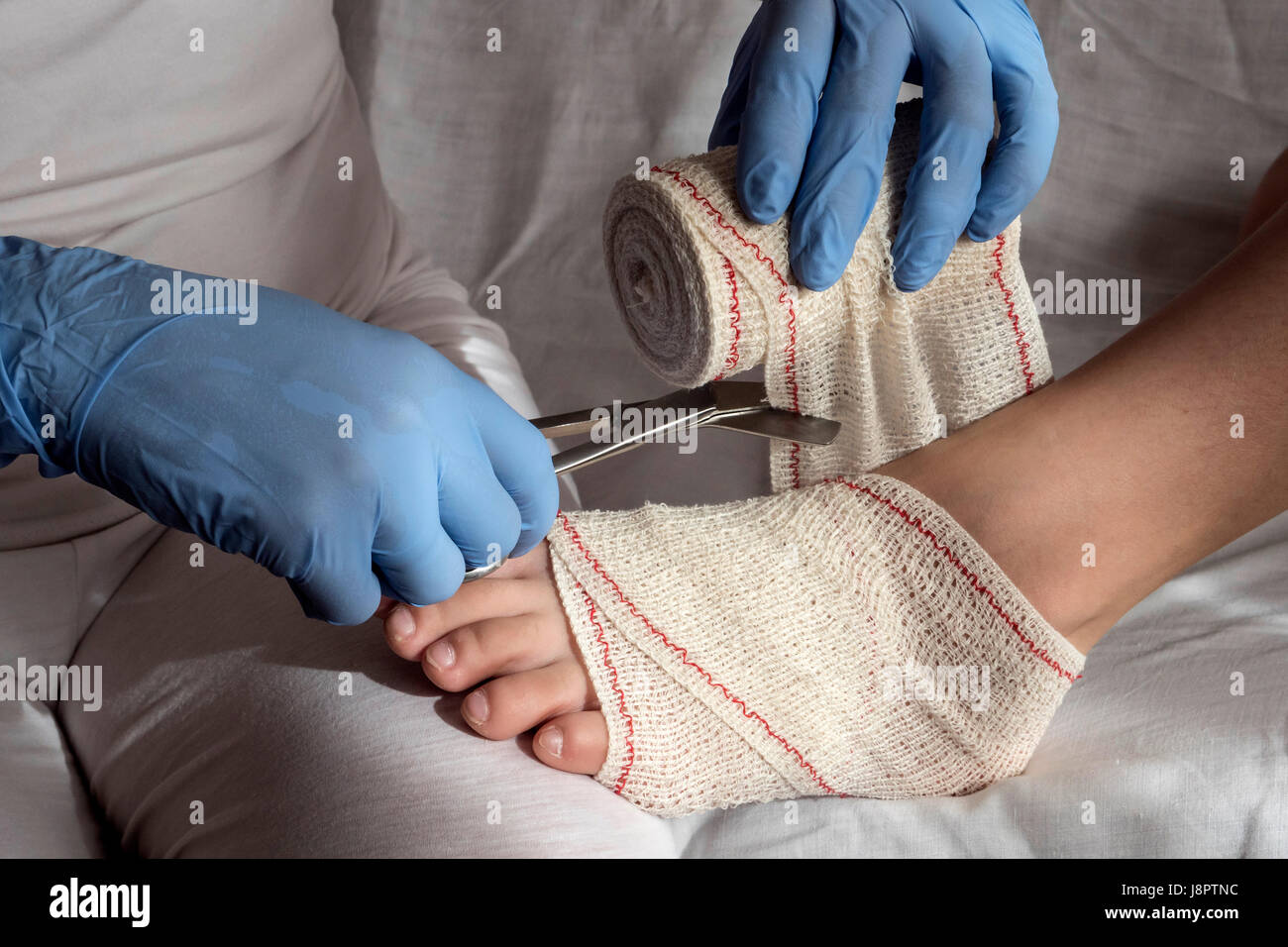 Close-up of a nurse Lier Bandage sur pied du patient Banque D'Images