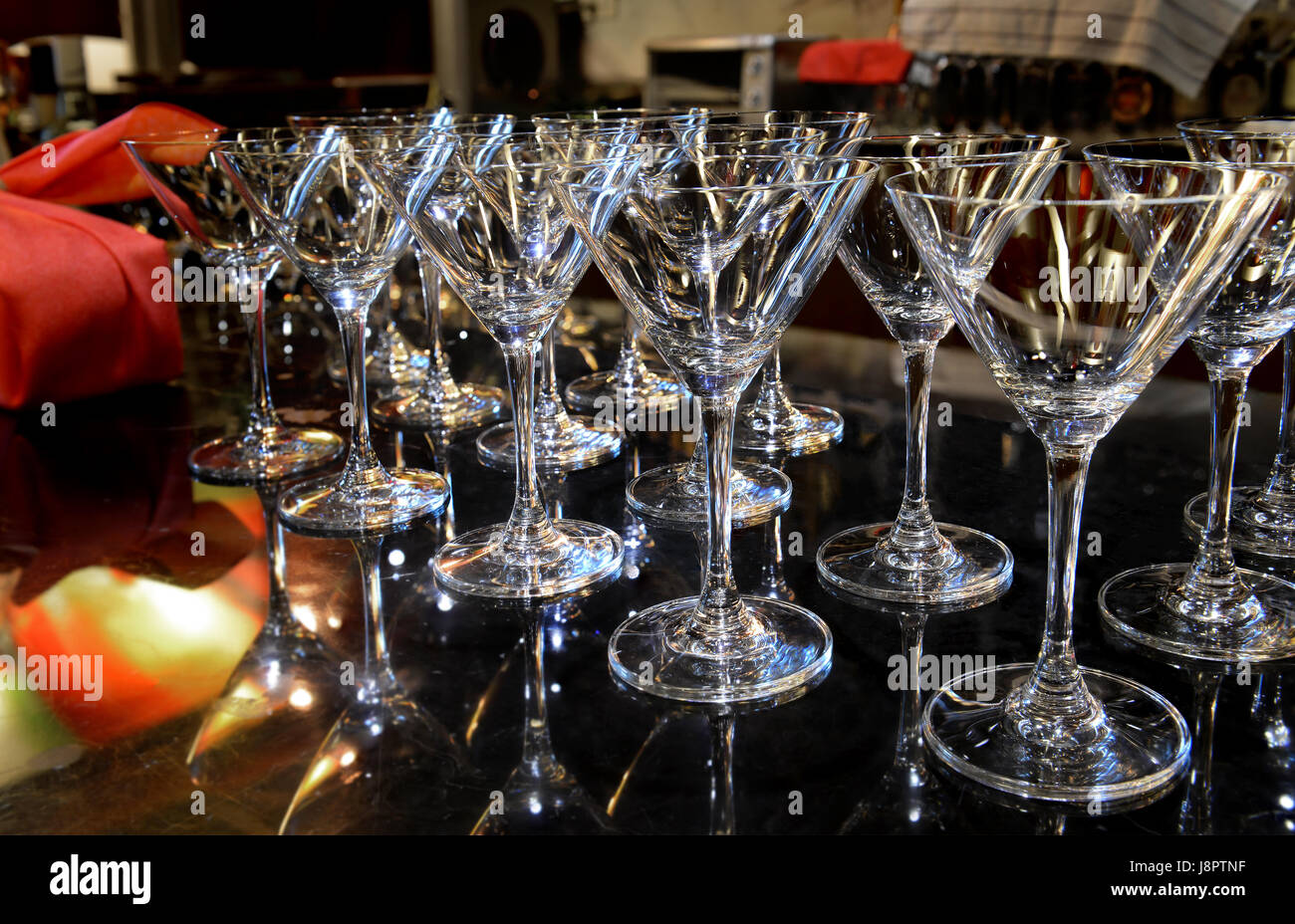 Cocktail vide ou le verre à champagne organiser sur la table basse bar photo en noir et l'éclairage. Banque D'Images