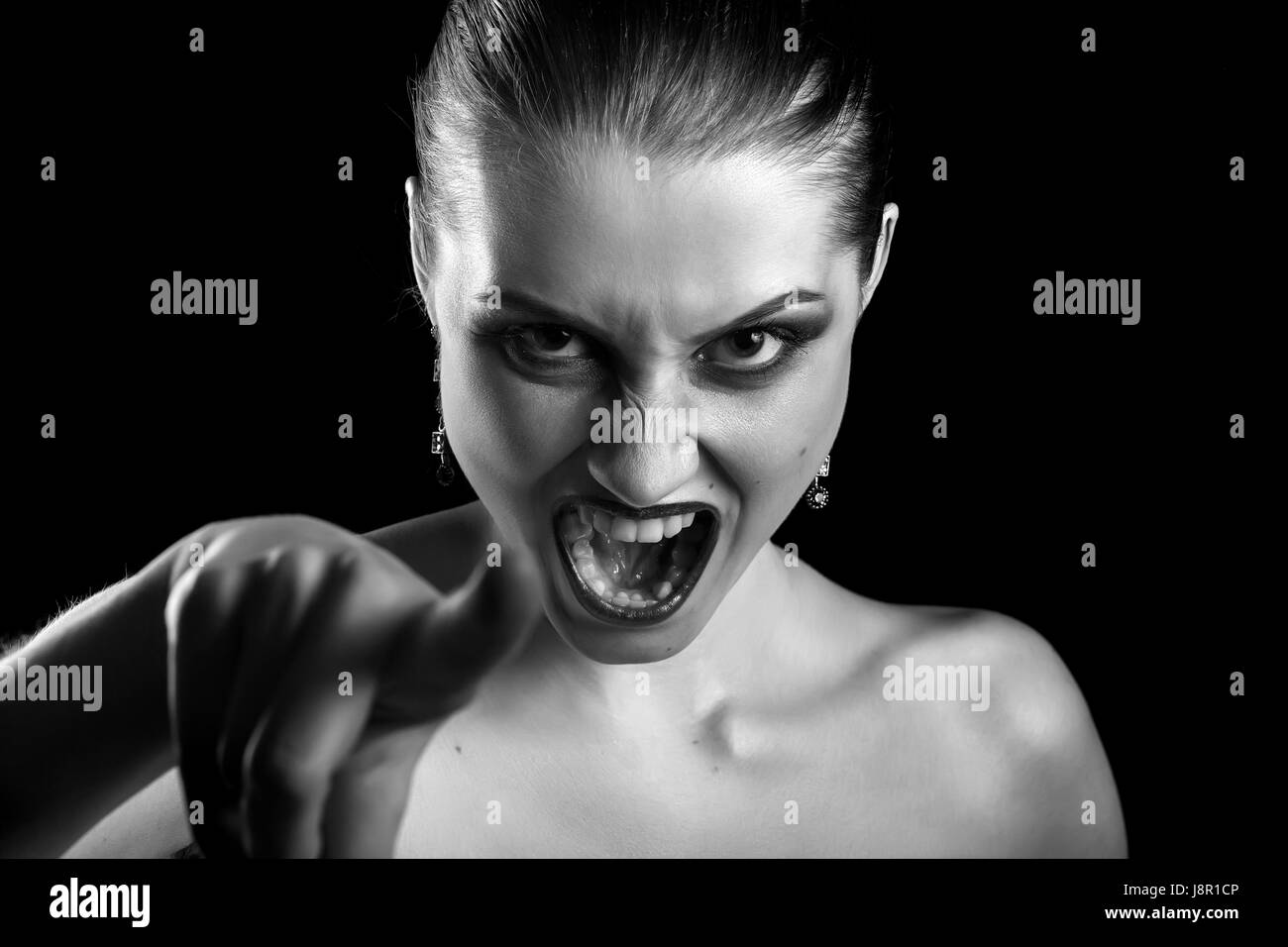 Belle femme en colère au point de crier de l'appareil photo, monochrome Banque D'Images