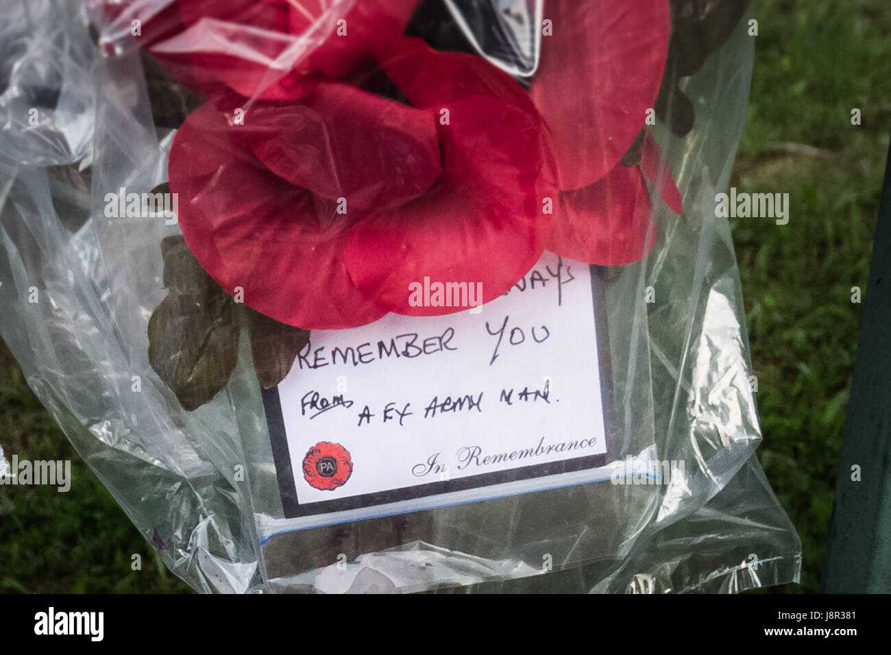 Tributs floraux pour soldat Fusilier Royal tué Lee Rigby continuent à Woolwich le lendemain de l'attentat mortel. Londres, Royaume-Uni. Banque D'Images