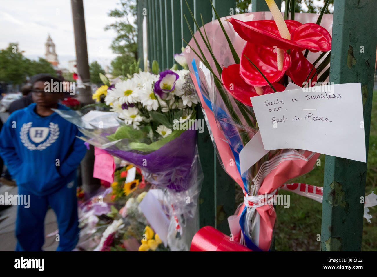 Tributs floraux pour soldat Fusilier Royal tué Lee Rigby continuent à Woolwich le lendemain de l'attentat mortel. Londres, Royaume-Uni. Banque D'Images