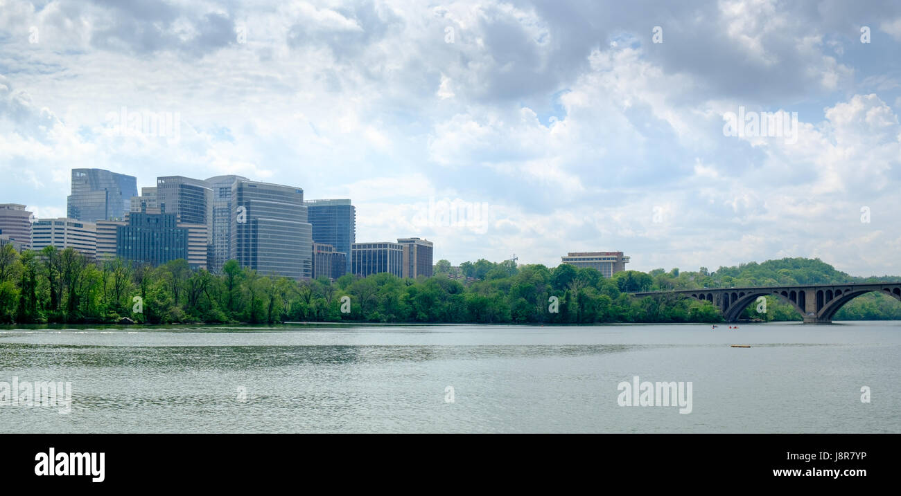 Voir à partir de Georgetown sur la rivière Potomac, à Rosslyn, Arlington, Virginia, USA Banque D'Images