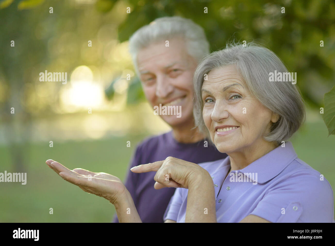 Repos senior couple outdoors Banque D'Images