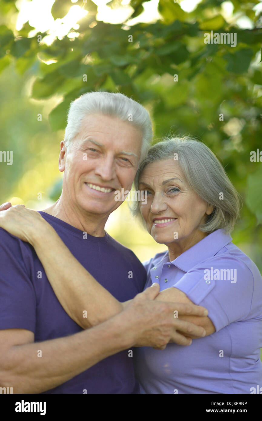 Senior couple hugging Banque D'Images