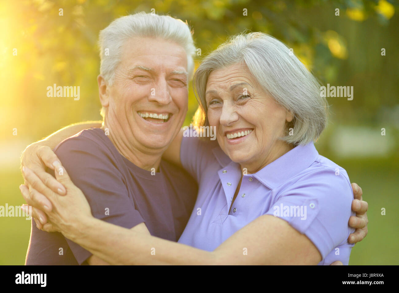 Repos senior couple outdoors Banque D'Images