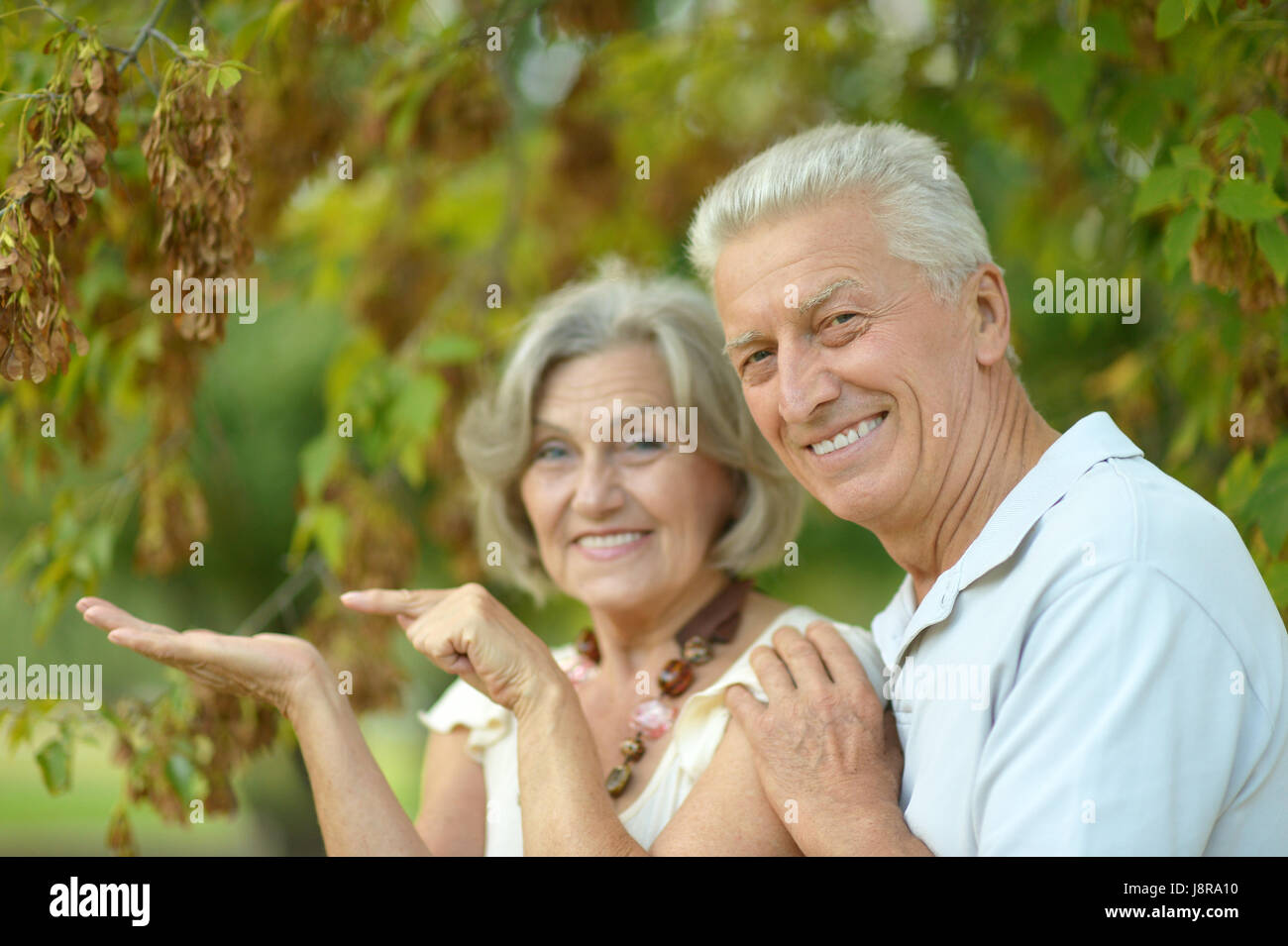 Repos senior couple outdoors Banque D'Images