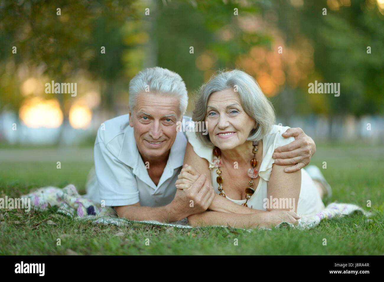 Repos senior couple outdoors Banque D'Images