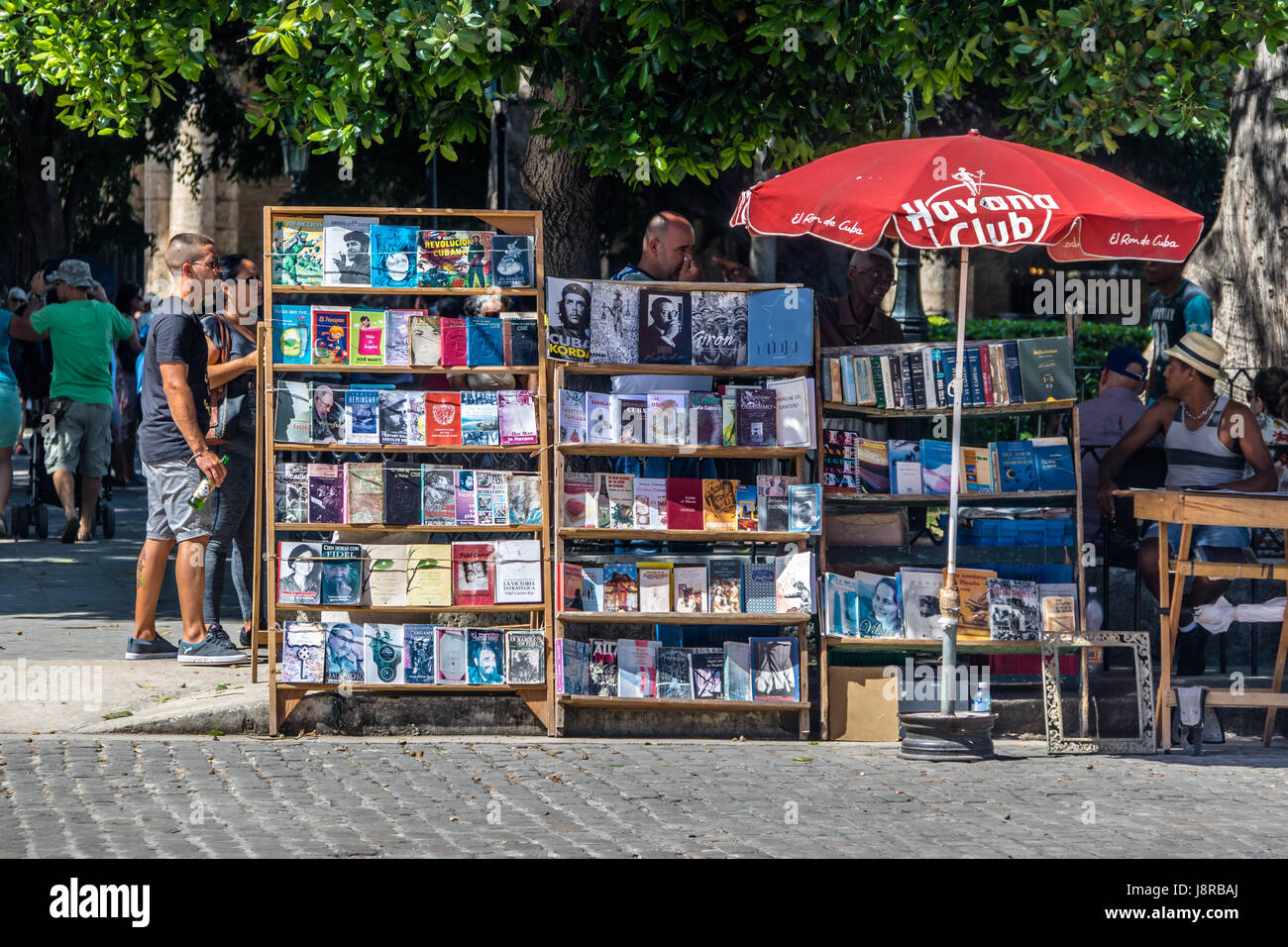 Stands de livres d'occasion au marché aux puces sur la Plaza de Armas - La Havane, Cuba Banque D'Images