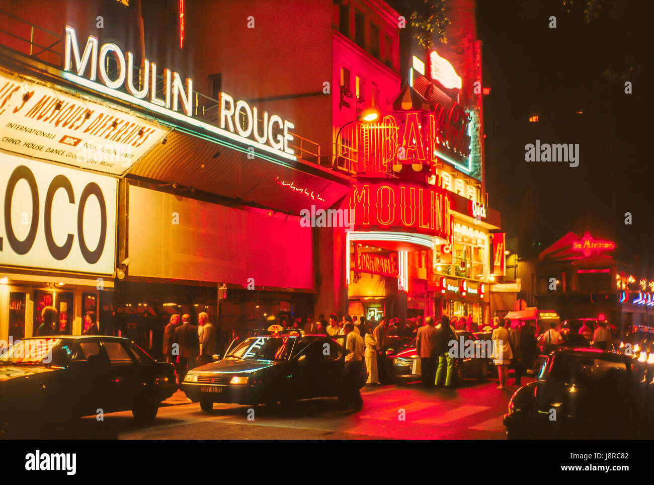 La célèbre discothèque Moulin Rouge, Boulevard de Clichy, Paris, France. Banque D'Images
