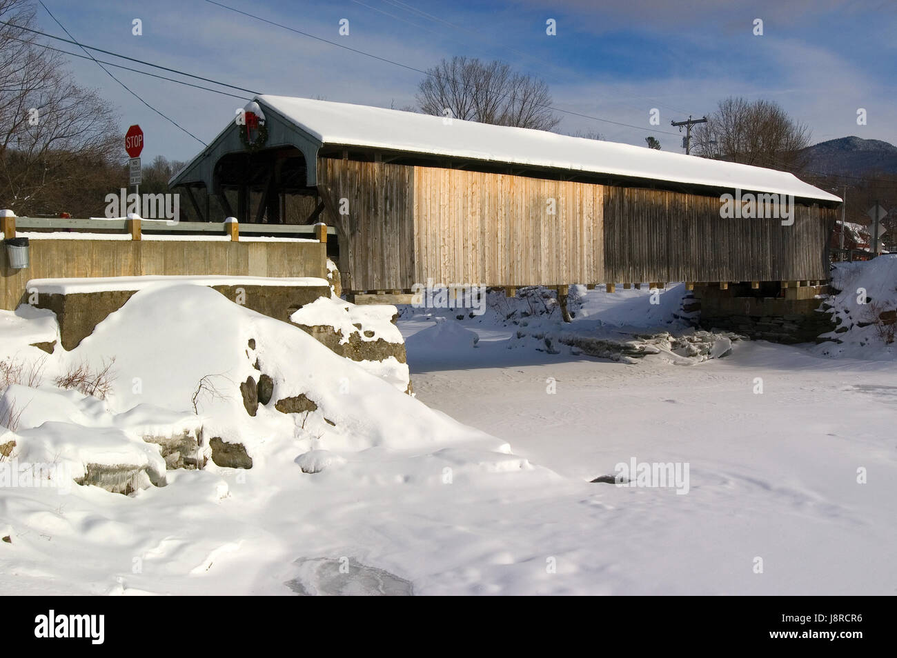 Le Grand Pont couvert d'Eddy, aussi appelé le pont couvert de Big Eddy ou Waitsfield, Pont couvert est un pont couvert en bois qui traverse la R Banque D'Images