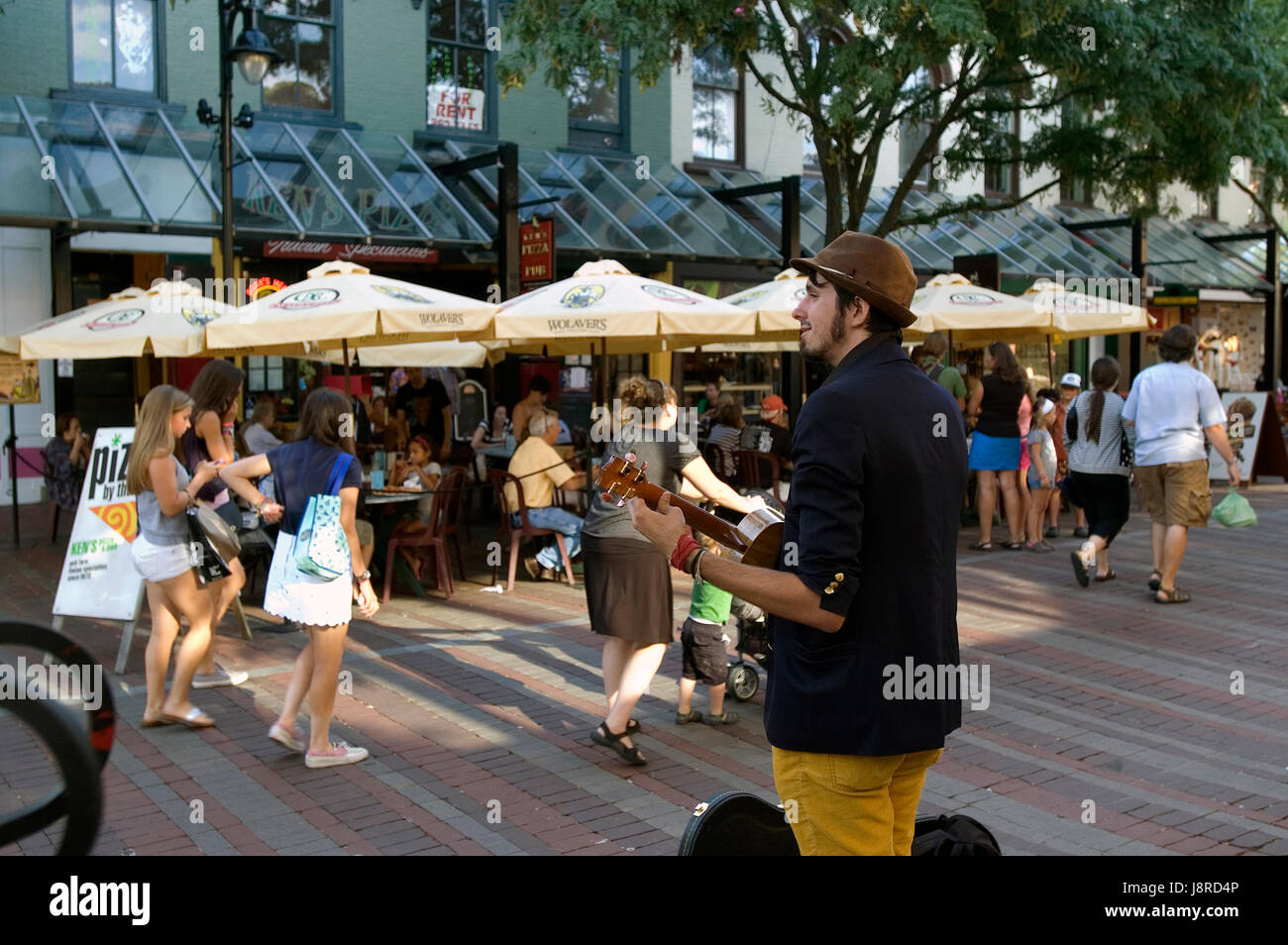 Un musiciam à la rue Church Street Marketplace - Burlington, Vermont, USA Banque D'Images