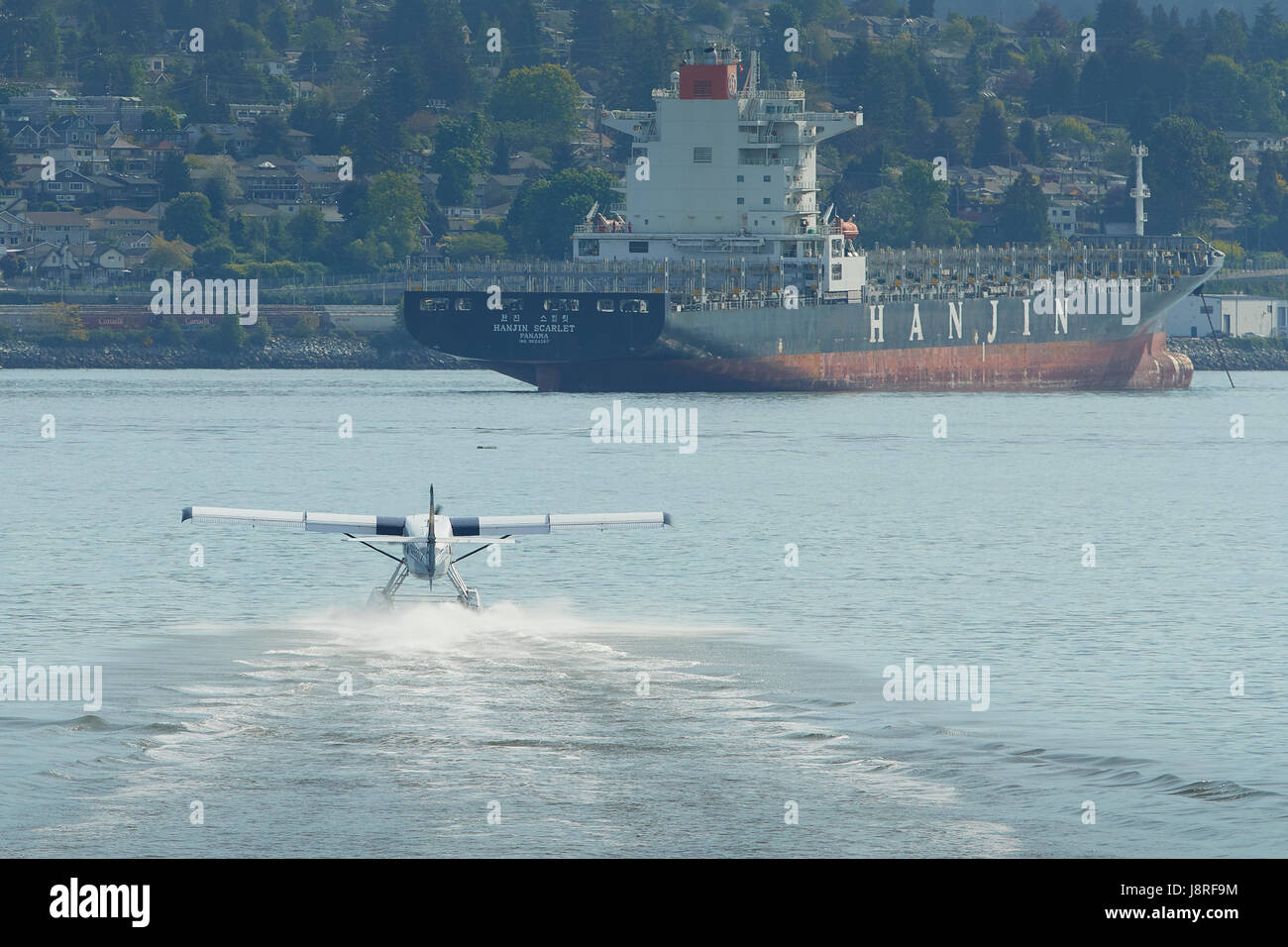 Harbour Air Seaplanes de Havilland Canada DHC-3 Otter Turbo T-hydravion décollant de vol Vancouver Harbour Centre, British Columbia, Canada. Banque D'Images