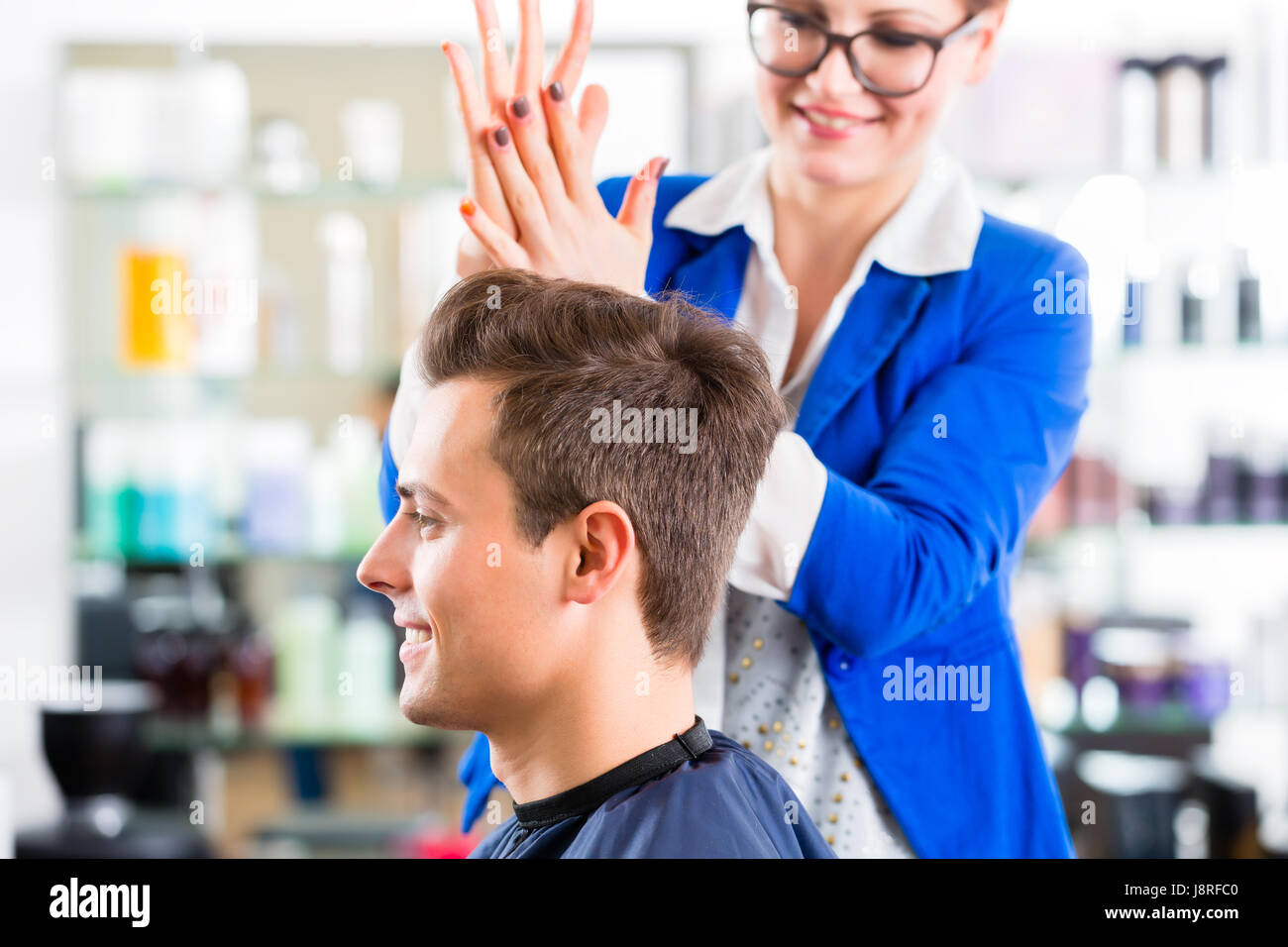Coiffure homme coupe les cheveux dans un salon de barbier Banque D'Images