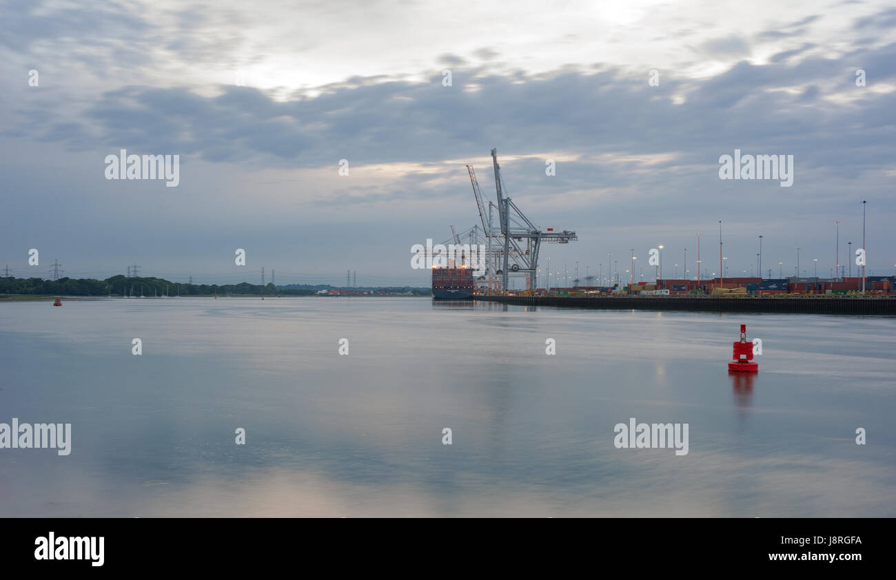 Conteneurs à Southampton Docks au crépuscule Banque D'Images