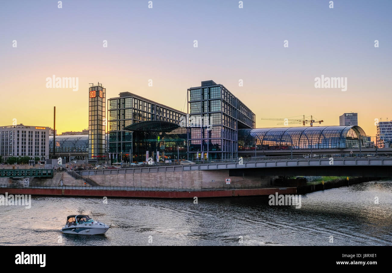 Berlin, Allemagne - le 27 mai 2017 : Berlin Hauptbahnhof (la gare principale de Berlin), spree avec bateau avec fond de ciel coucher de soleil Banque D'Images