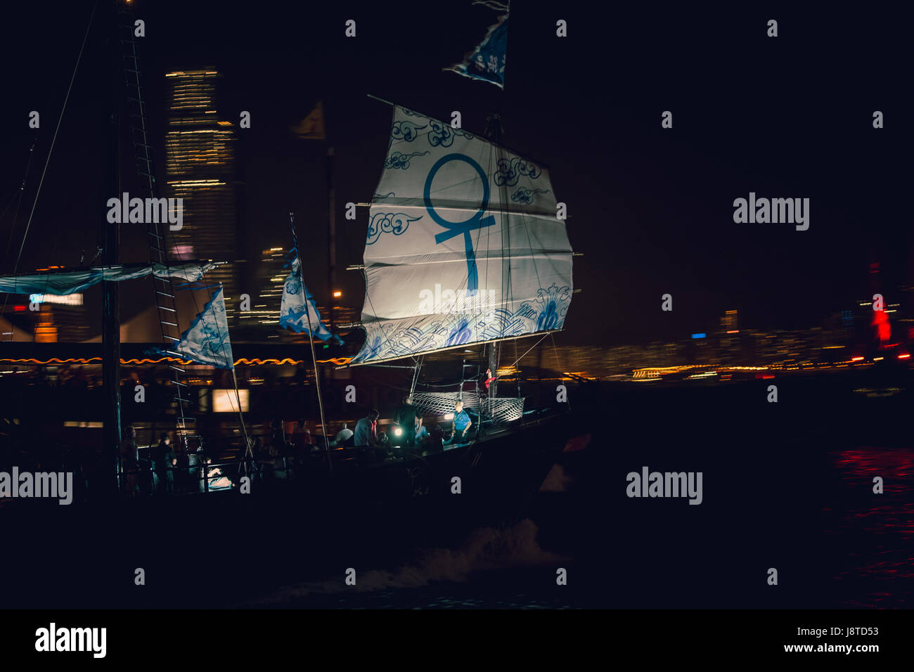 29 mai 2017 - Port de Victoria, Hong Kong : célèbre tour junk navire 'Aqualuna II' traversant le Port Victoria de nuit. Banque D'Images