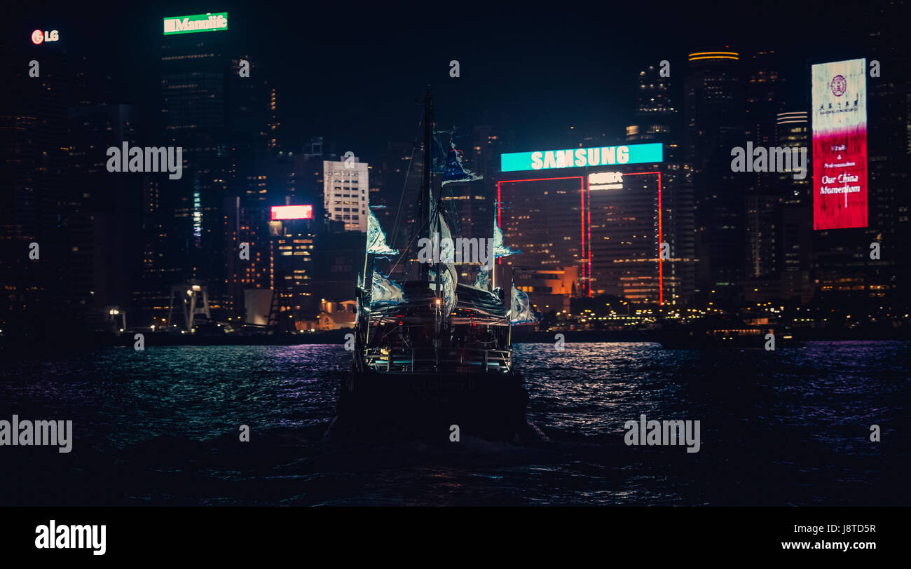 29 mai 2017 - Port de Victoria, Hong Kong : célèbre tour junk navire 'Aqualuna II' traversant le Port Victoria de nuit. Banque D'Images