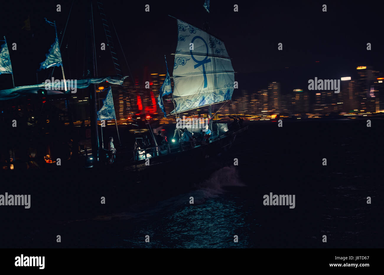 29 mai 2017 - Port de Victoria, Hong Kong : célèbre tour junk navire 'Aqualuna II' traversant le Port Victoria de nuit. Banque D'Images