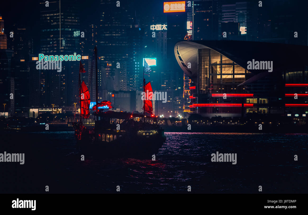 29 mai 2017 - Port de Victoria, Hong Kong : tour célèbre navire 'indésirable' Aqualuna traversant le Port Victoria de nuit Banque D'Images