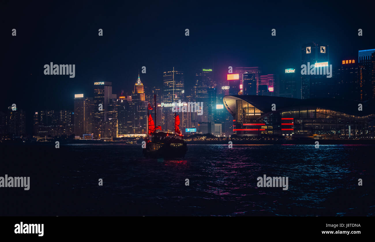 29 mai 2017 - Port de Victoria, Hong Kong : tour célèbre navire 'indésirable' Aqualuna traversant le Port Victoria de nuit Banque D'Images