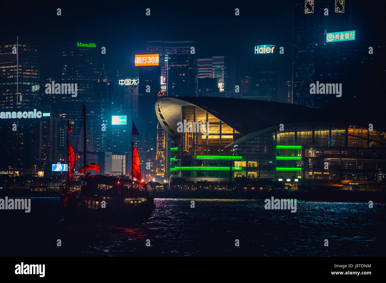 29 mai 2017 - Port de Victoria, Hong Kong : tour célèbre navire 'indésirable' Aqualuna traversant le Port Victoria de nuit Banque D'Images