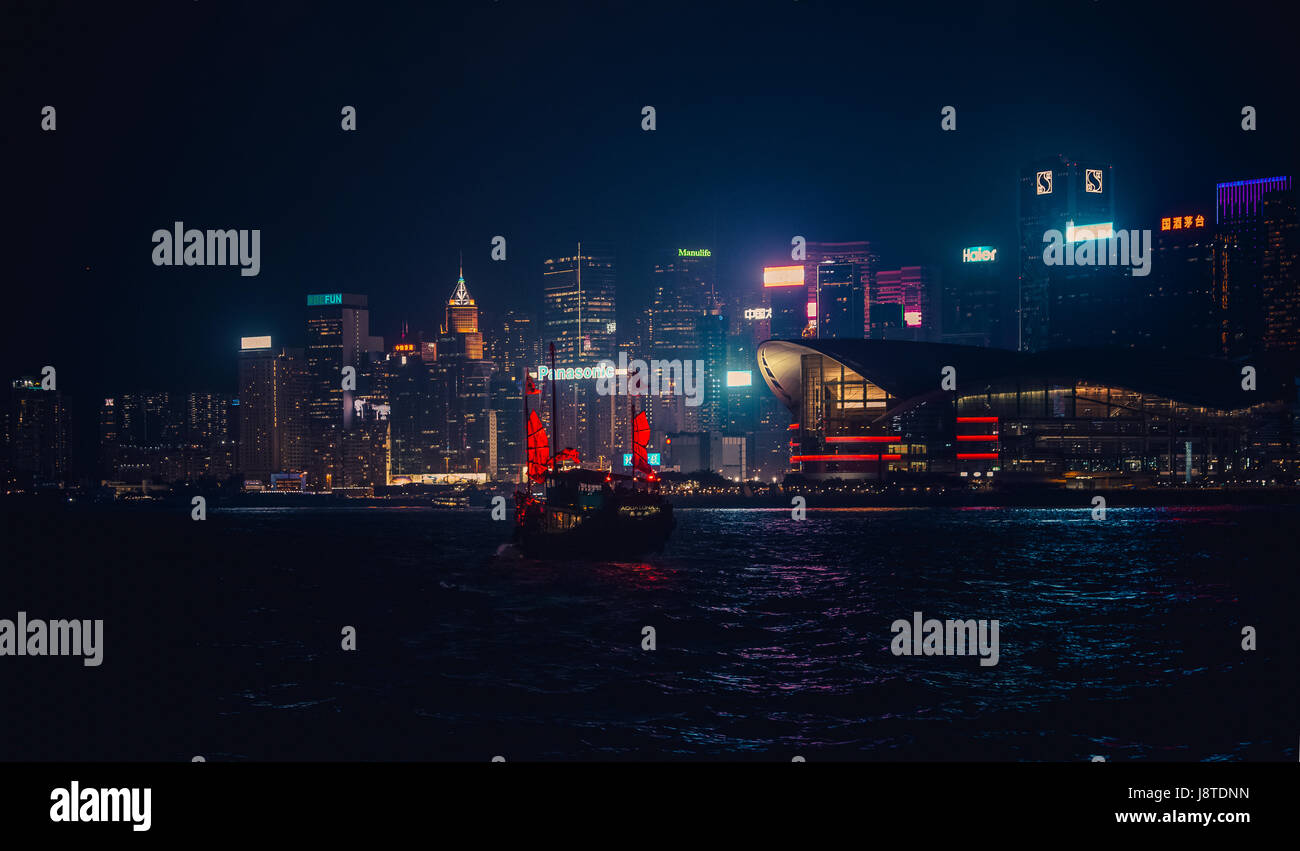 29 mai 2017 - Port de Victoria, Hong Kong : tour célèbre navire 'indésirable' Aqualuna traversant le Port Victoria de nuit Banque D'Images