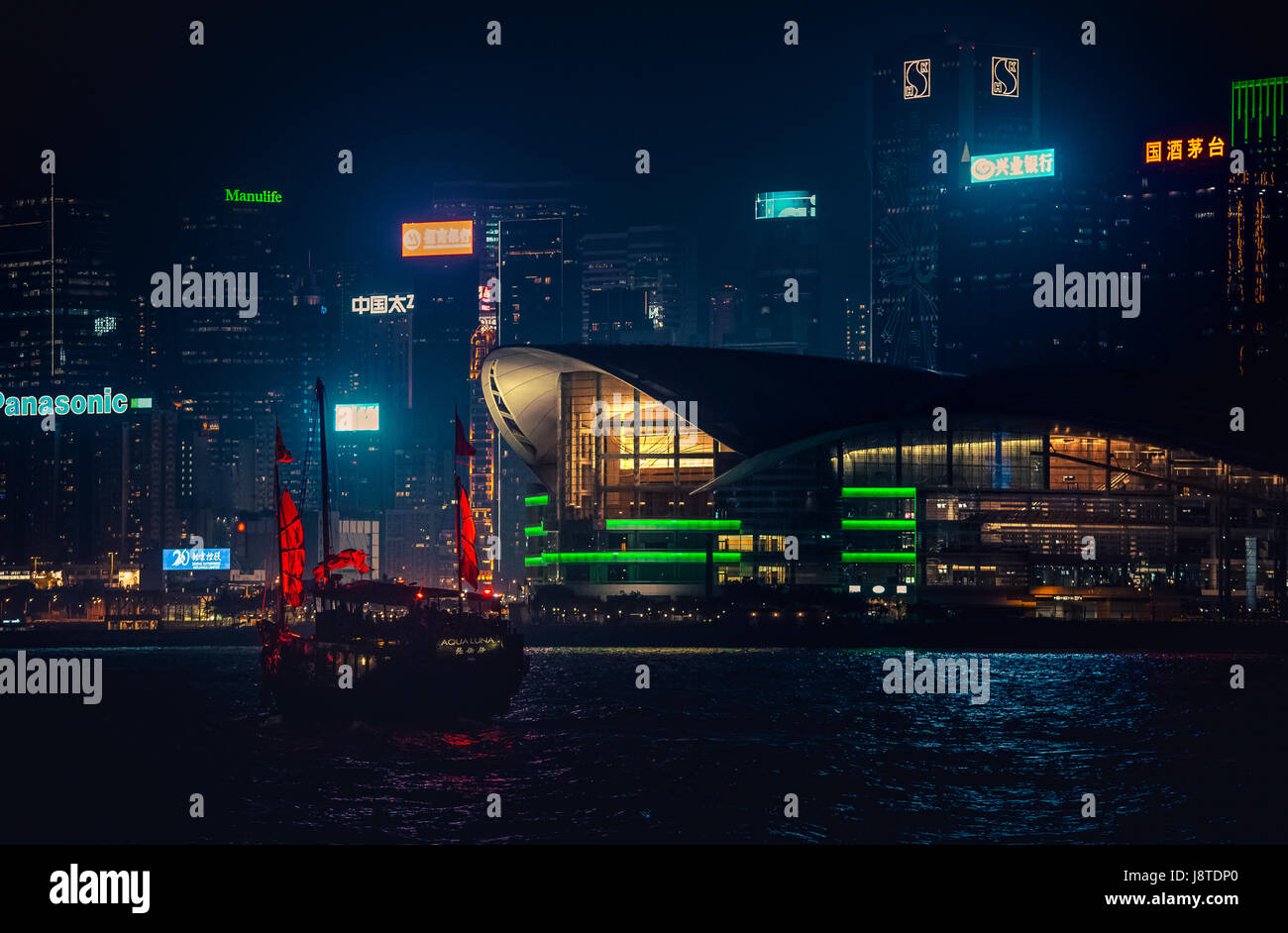 29 mai 2017 - Port de Victoria, Hong Kong : tour célèbre navire 'indésirable' Aqualuna traversant le Port Victoria de nuit Banque D'Images