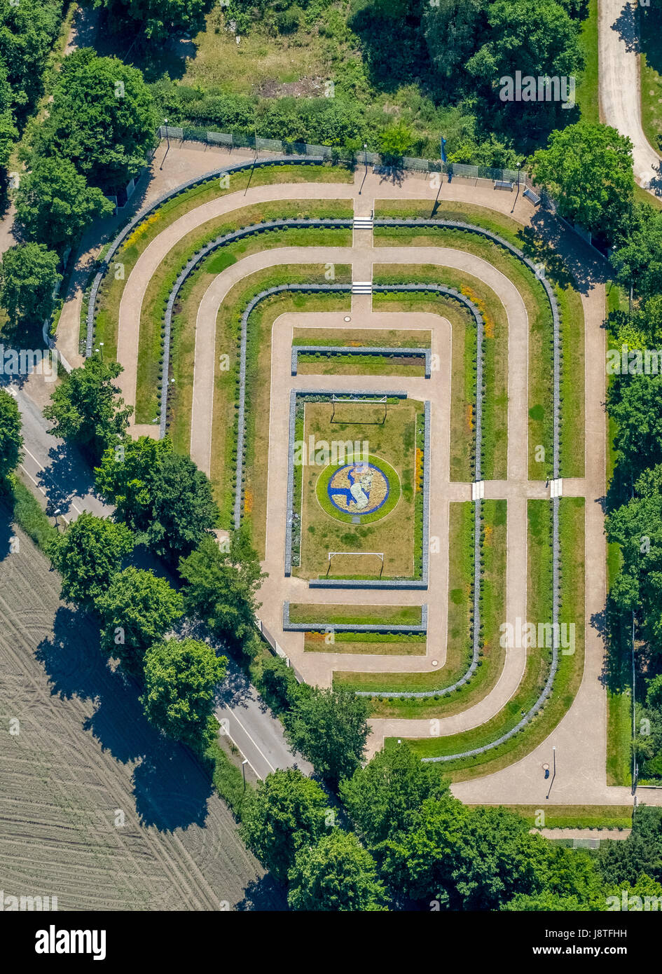 Cimetière cimetière de Schalke, Beckhausen-Sutum sur la vue à la Veltins-Arena, grave, Schalkerfeld, Gelsenkirchen, Ruhr, Rhénanie du Nord-Westphalie Banque D'Images