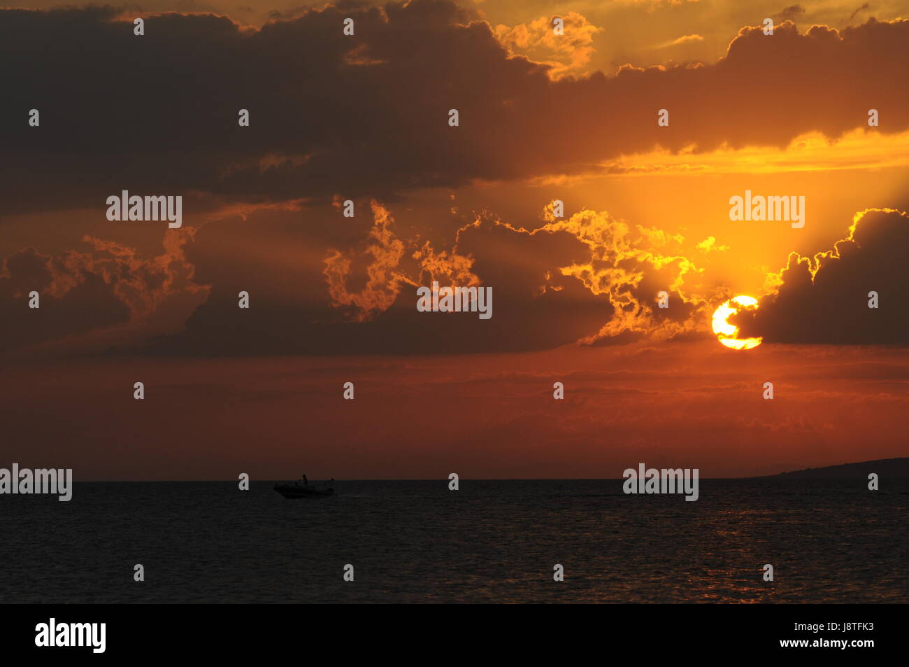 Soir coucher de soleil soleil couchant Banque de photographies et d'images  à haute résolution - Alamy