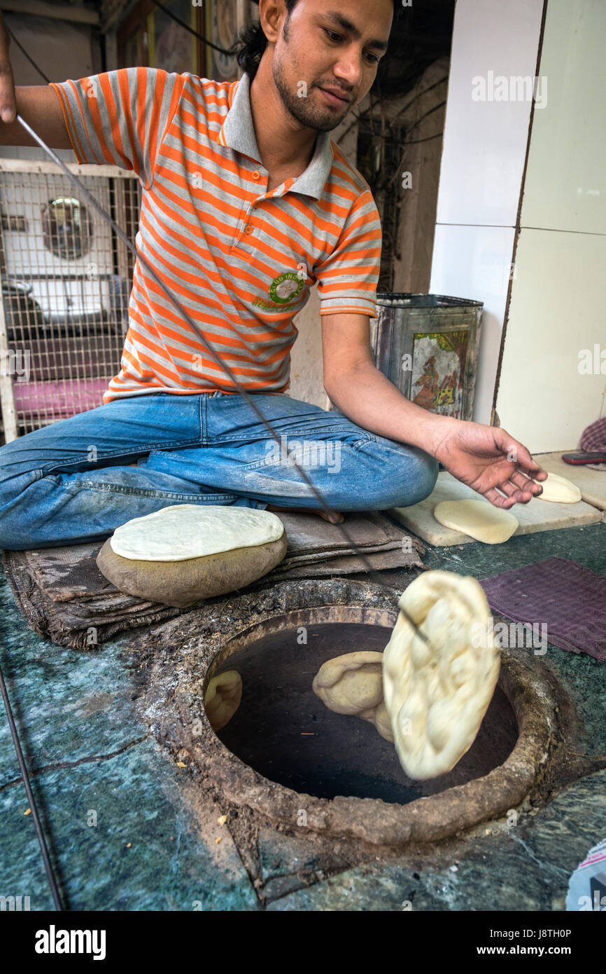 Delhi, Inde - 11 novembre 2012 - l'Homme le naan de cuisson au four à Delhi  Photo Stock - Alamy