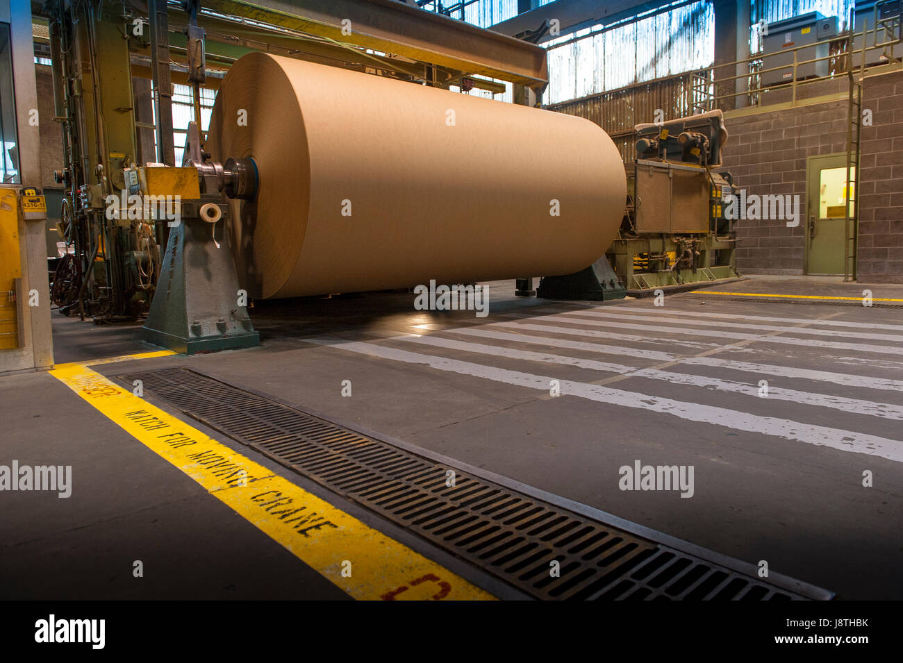 Les activités des usines de papier dans le nord-ouest du Pacifique de l'Amérique. Trente tonnes de rouleaux de papier kraft brun sont produits. Banque D'Images