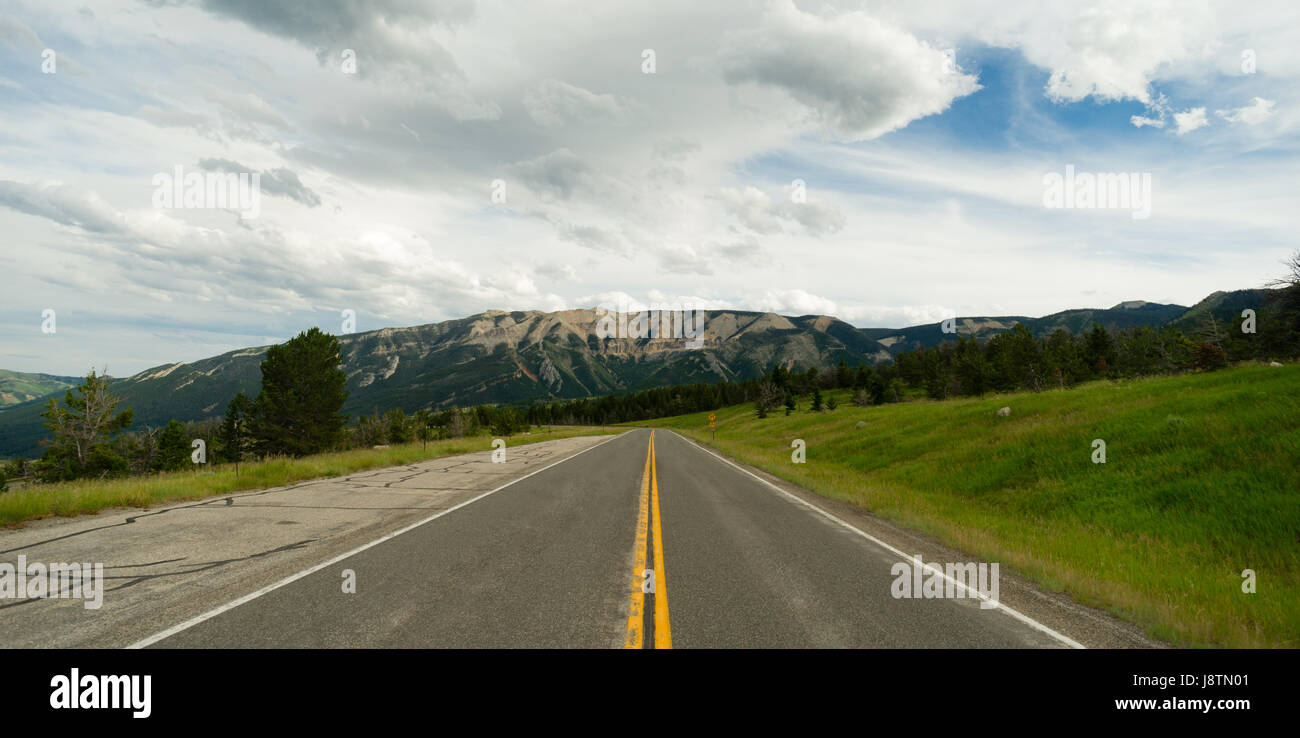 Deux voies bien usé une route mène à un point de fuite dans les montagnes Banque D'Images