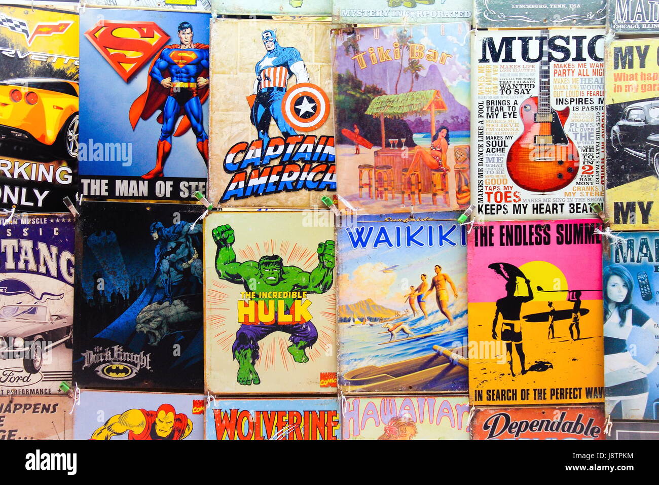 Vieux Comics et les panneaux pour la vente à un décrochage du marché Waikiki Banque D'Images