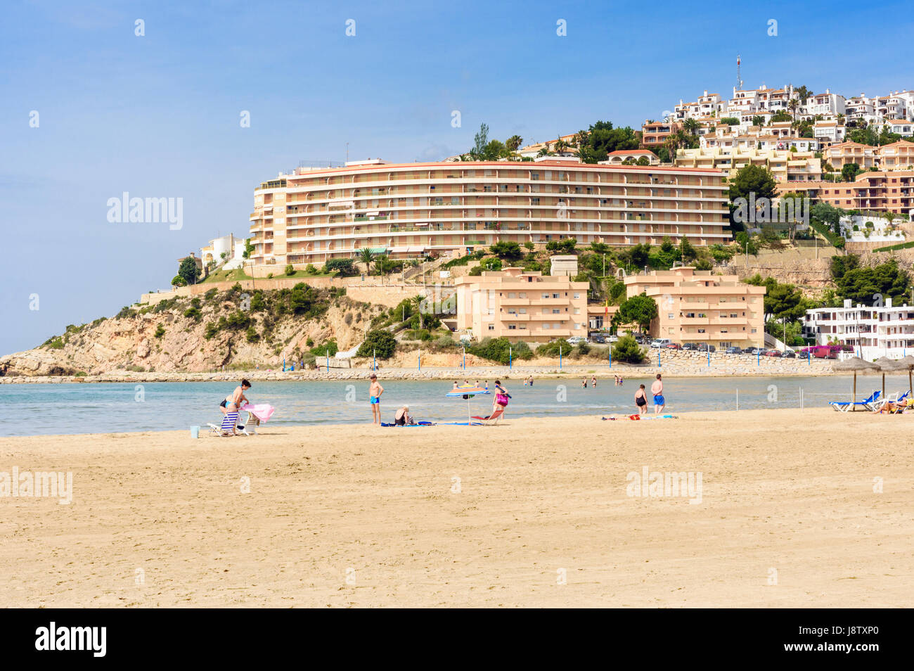 Les gens sur Playa Sur, la plage du Sud dominé par le développement côtier moderne le long de la Costa del Azahar, Madrid, Espagne Banque D'Images