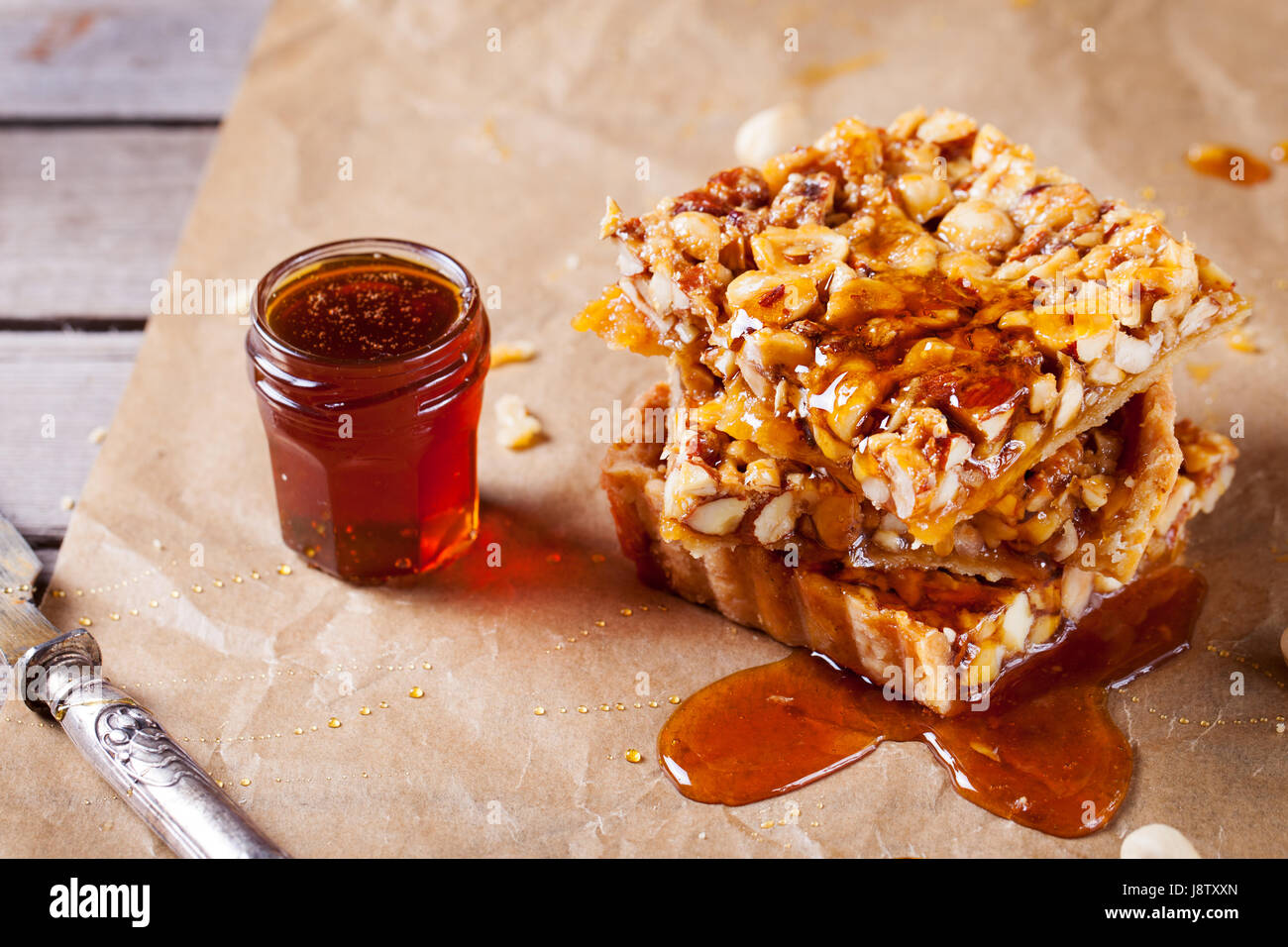 Tarte aux noix Caramel, sirop d'érable et le miel. Banque D'Images