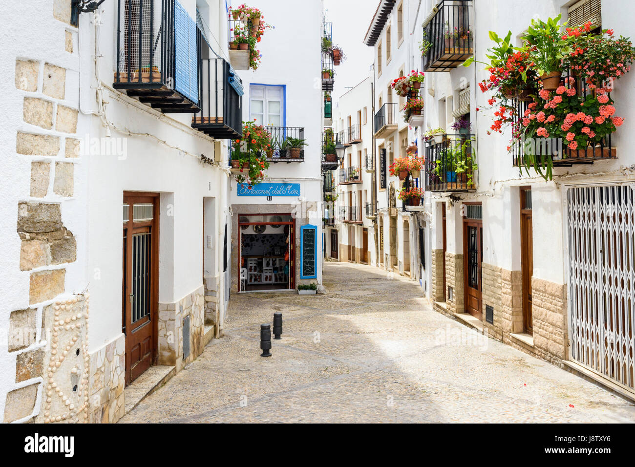 Rue pavée pittoresque dans la vieille ville de Peniscola, Espagne Banque D'Images