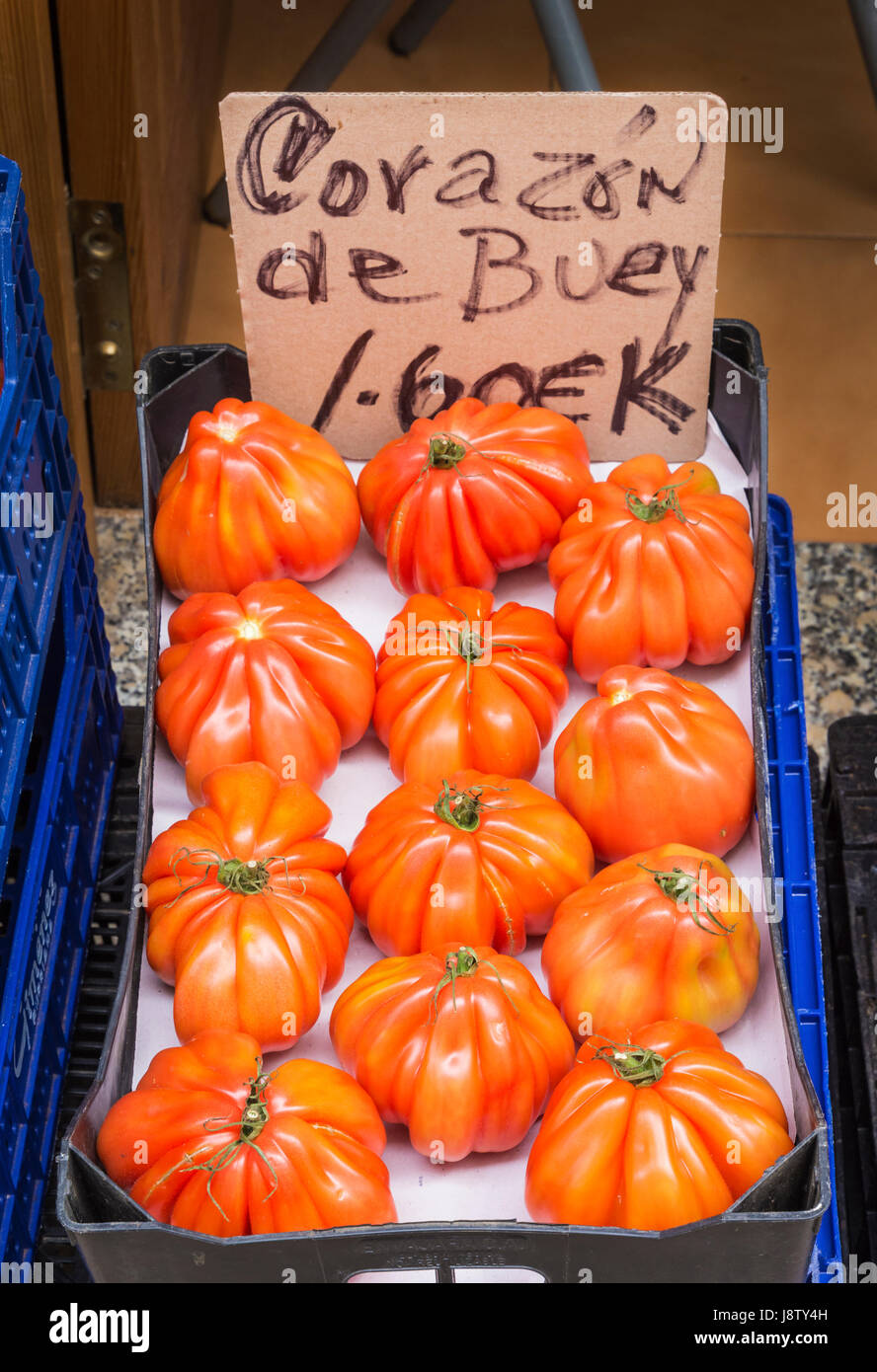 Caisse de Oxheart tomates, partie de la variété de tomates Beefsteak en dehors d'un magasin en Espagne Banque D'Images